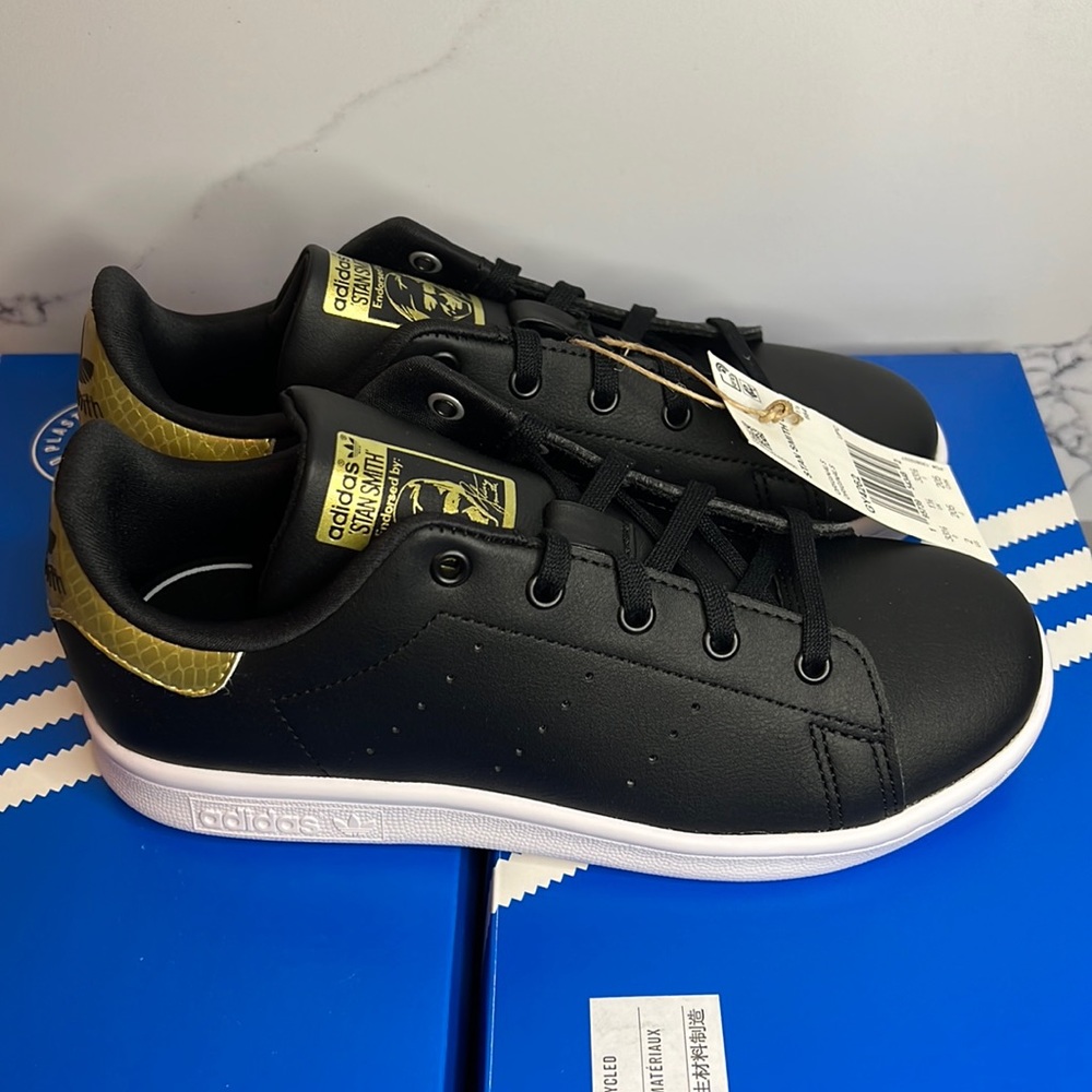 adidas Stan Smith ‘Black Gold’ core black cloud white metallic gold youth